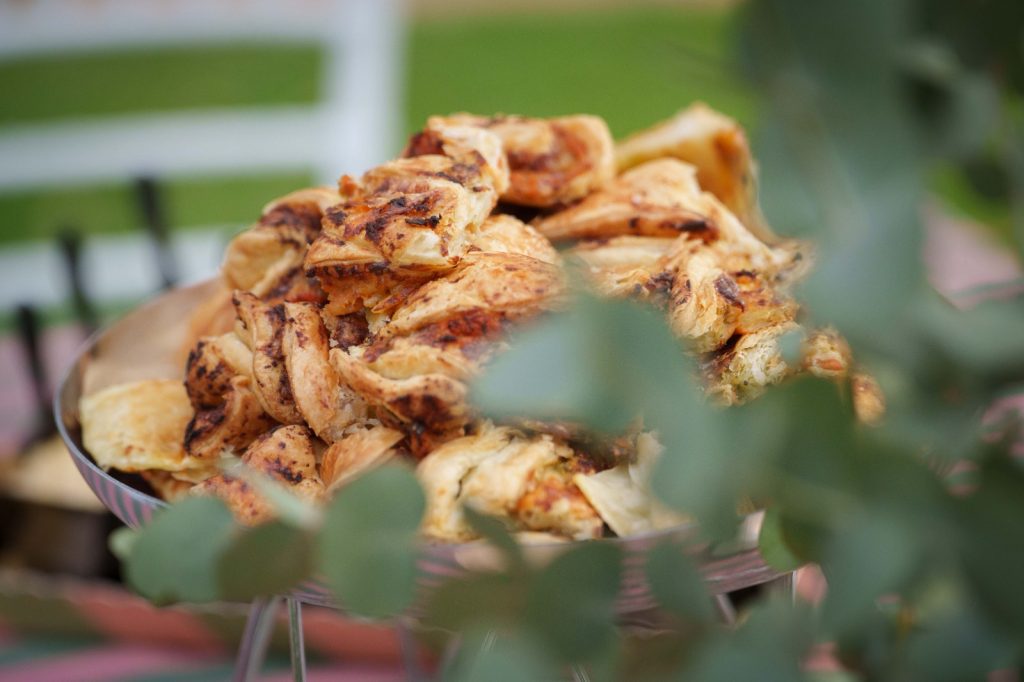 Bandeja de aperitivos servida en un catering de El Obrador