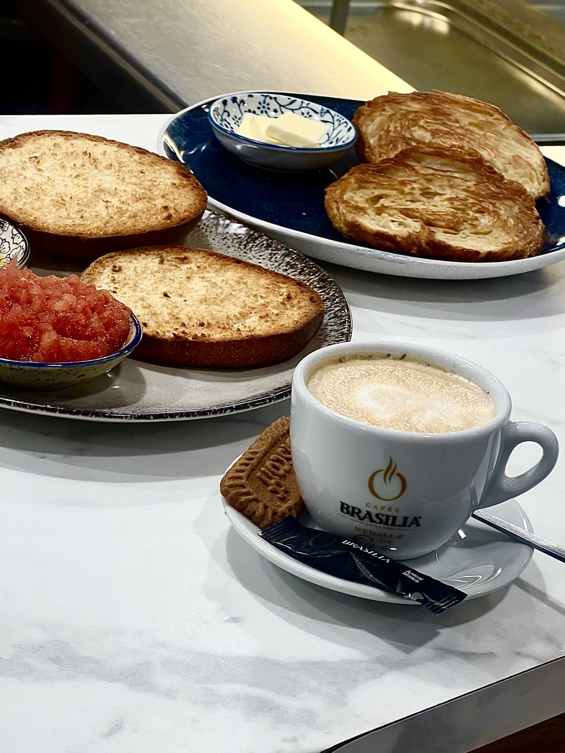 Café, tostadas y tortilla de El Obrador