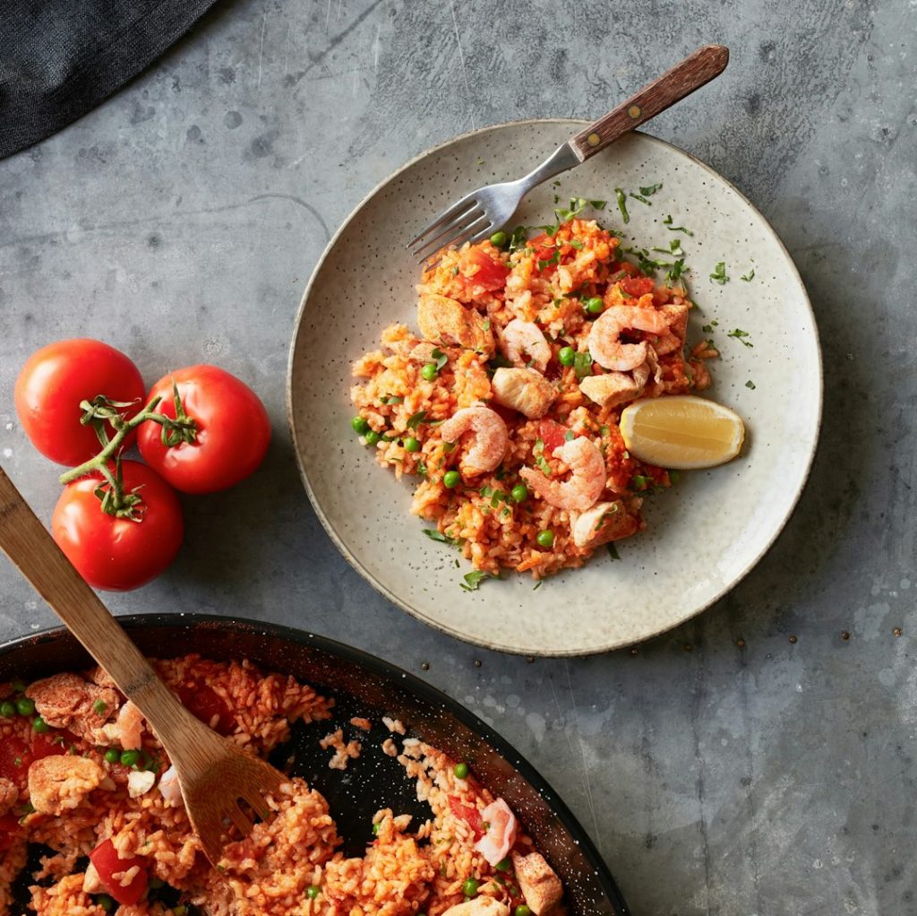 Paella de pollo y gambas, imagen ilustrativa provisional, fotografía de Andrew Relf