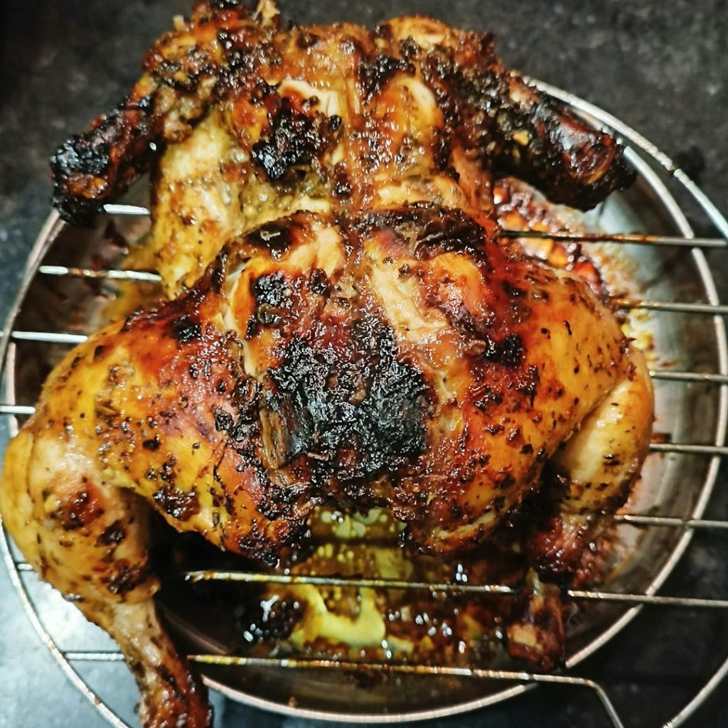 Pollo entero asado, fotografía ilustrativa provisional de Barun Ghosh